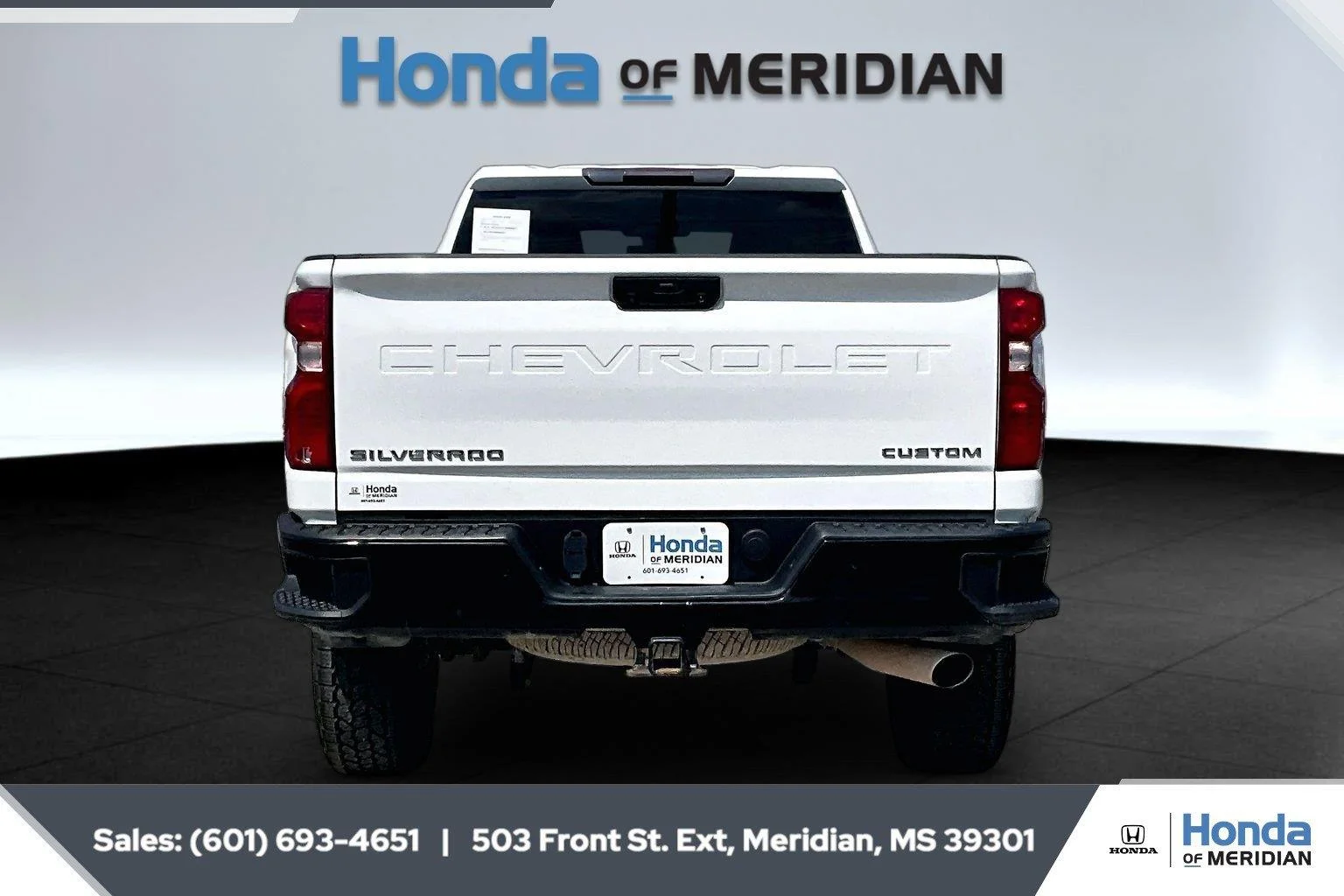 Used 2023 Summit White Chevrolet Custom image 4