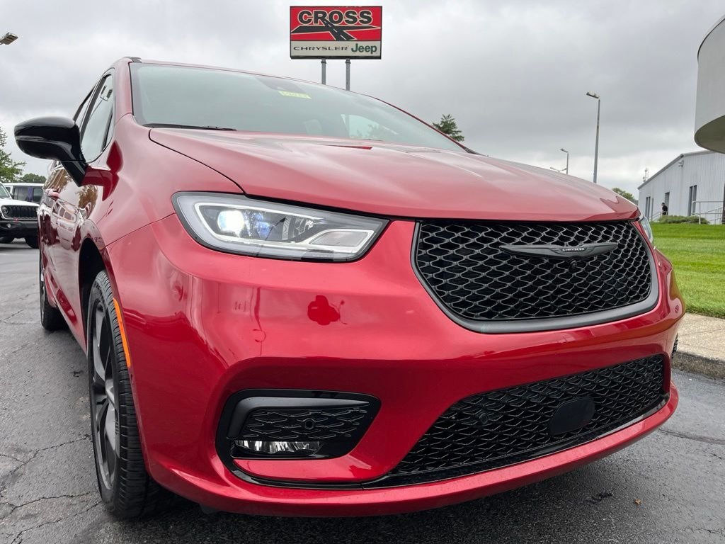 Used 2026 Red Chrysler Limited image 44