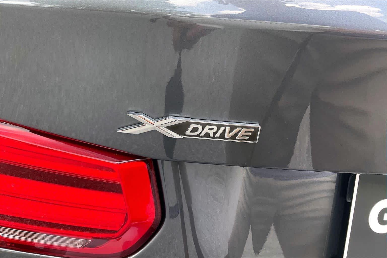 Used 2018 Mineral Gray Metallic BMW 320i xDrive image 9