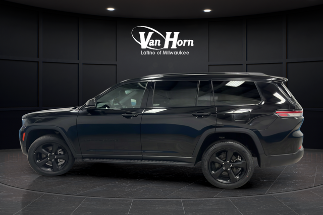 Used 2024 Diamond Black Crystal Pearlcoat Jeep Limited image 4