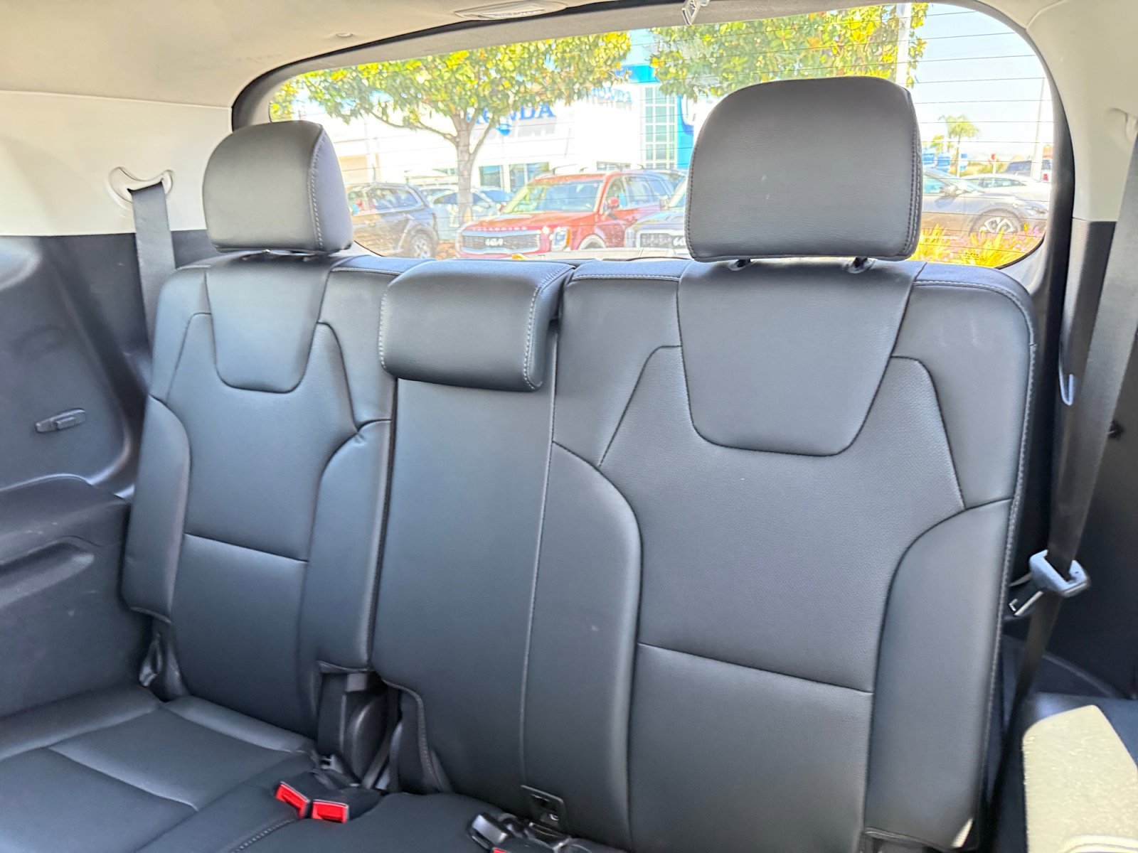Used 2023 White Pearl Kia EX image 21