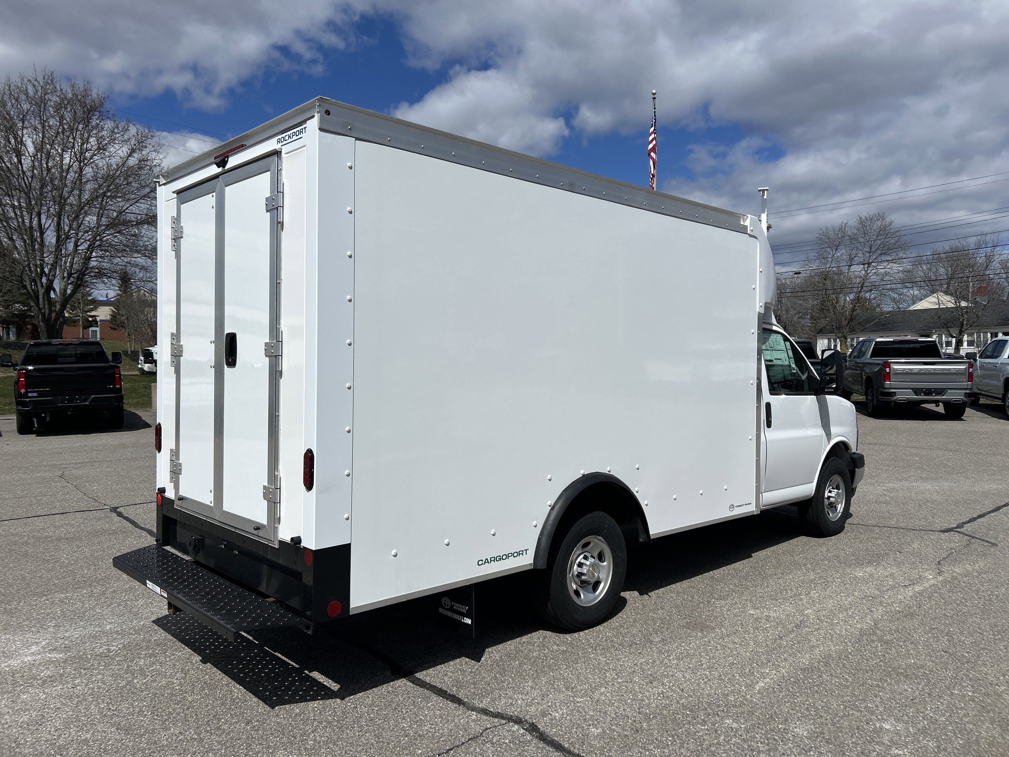 New 2026 Summit White Chevrolet 1WT image 2