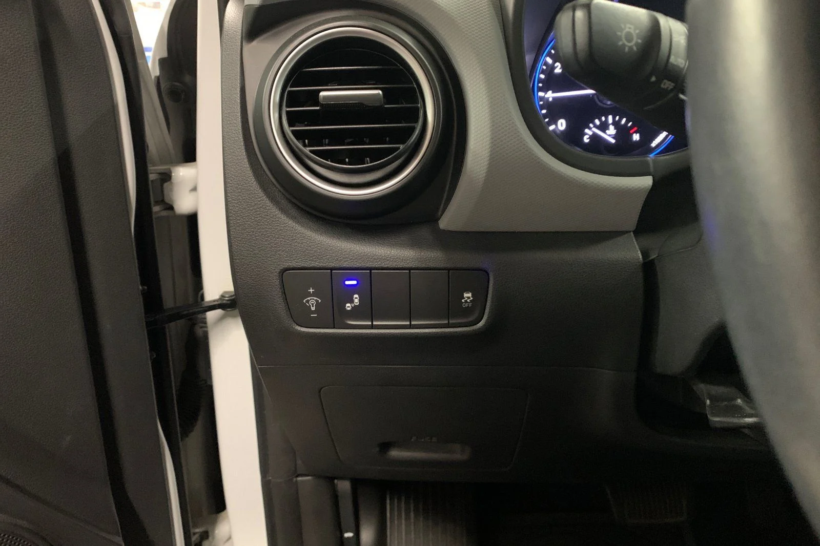 Used 2018 White Hyundai Limited image 31