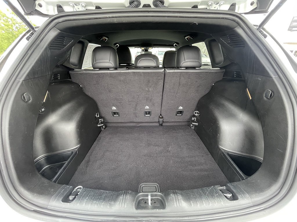 Used 2024 Bright White Clearcoat Jeep Latitude image 19