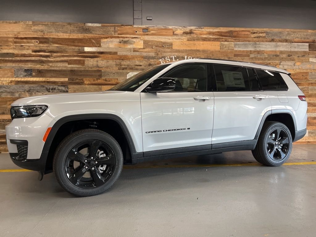New 2025 Silver Zynith Exterior Paint Jeep Altitude X image 16