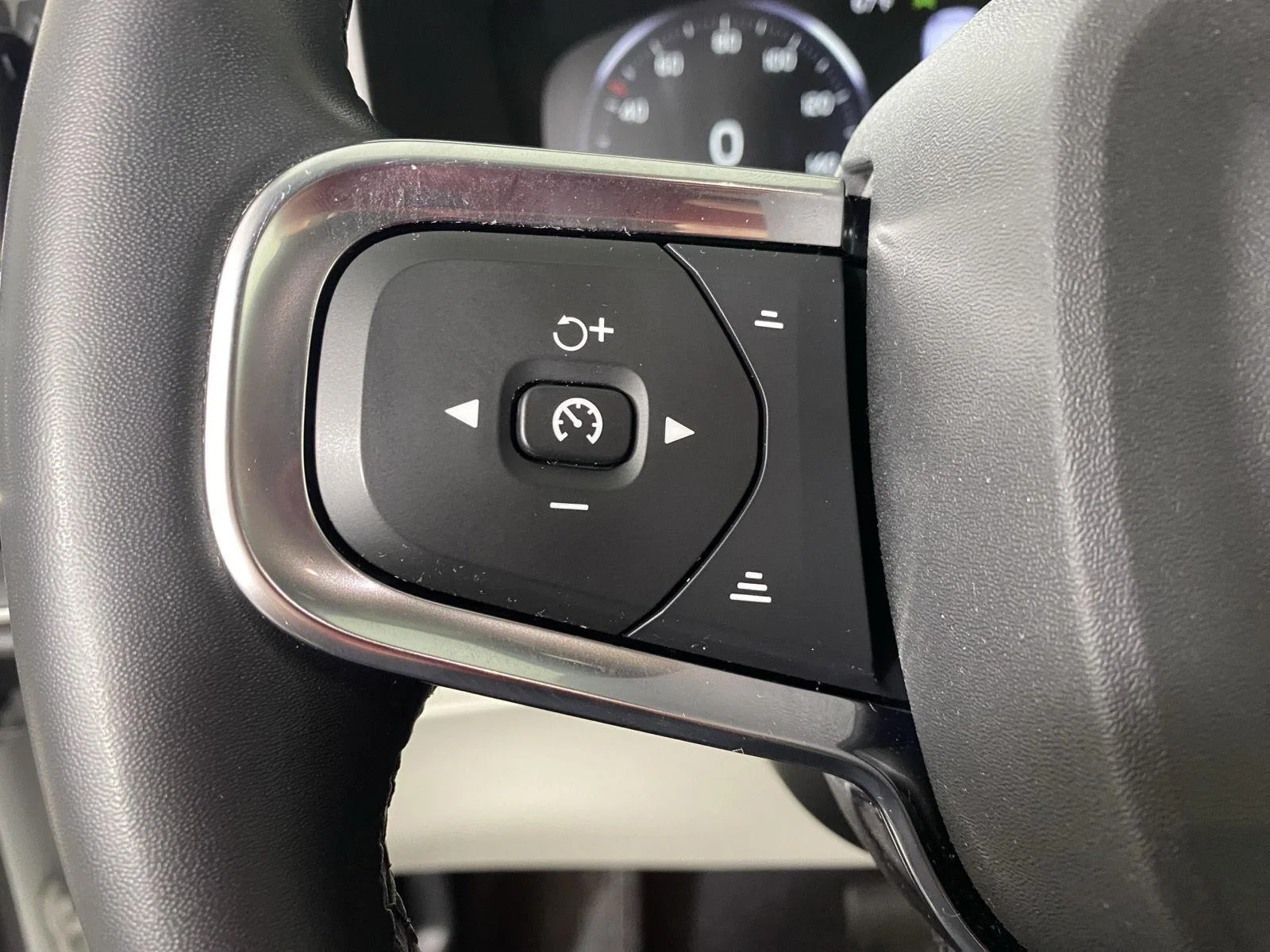 Used 2022 Crystal White Metallic Volvo Momentum image 15