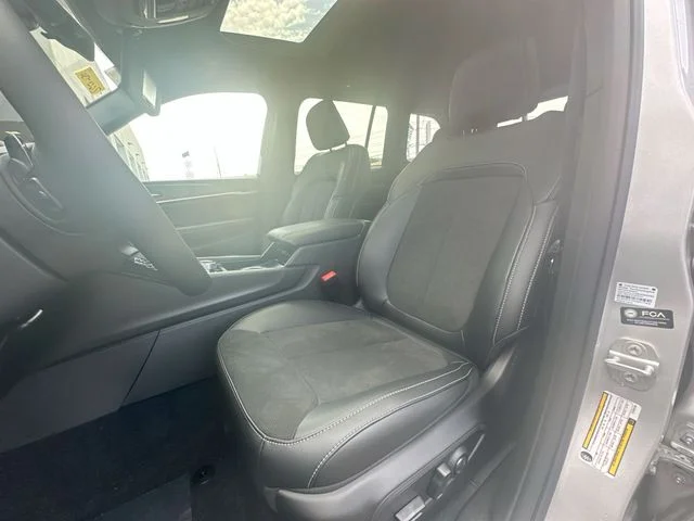 New 2026 Silver Zynith Exterior Paint Jeep Altitude image 13