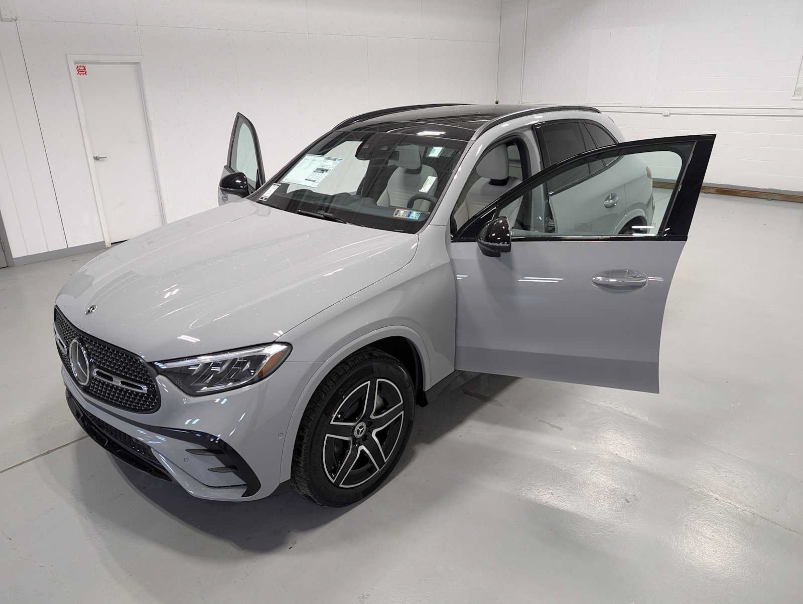 New 2026 MANUFAKTUR Alpine Grey Mercedes-Benz GLC 300 image 14
