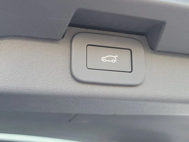 Used 2025 Fuji White Land Rover Dynamic SE image 14