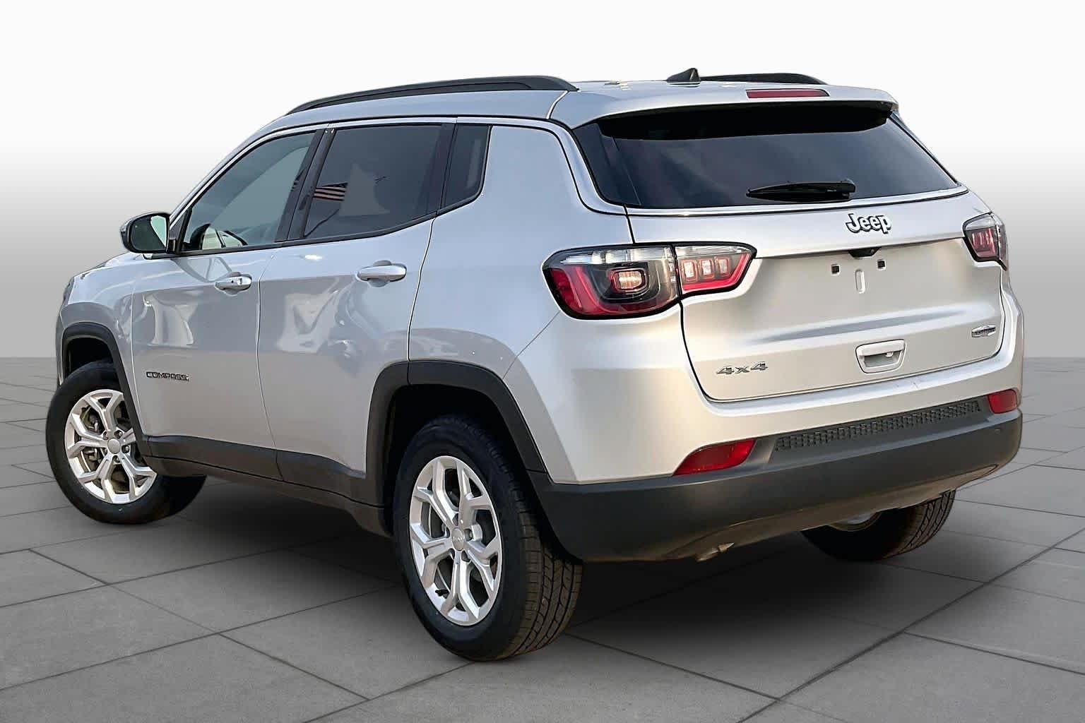 Used 2024 Silver Zynith Metallic Clearcoat Jeep Latitude image 12