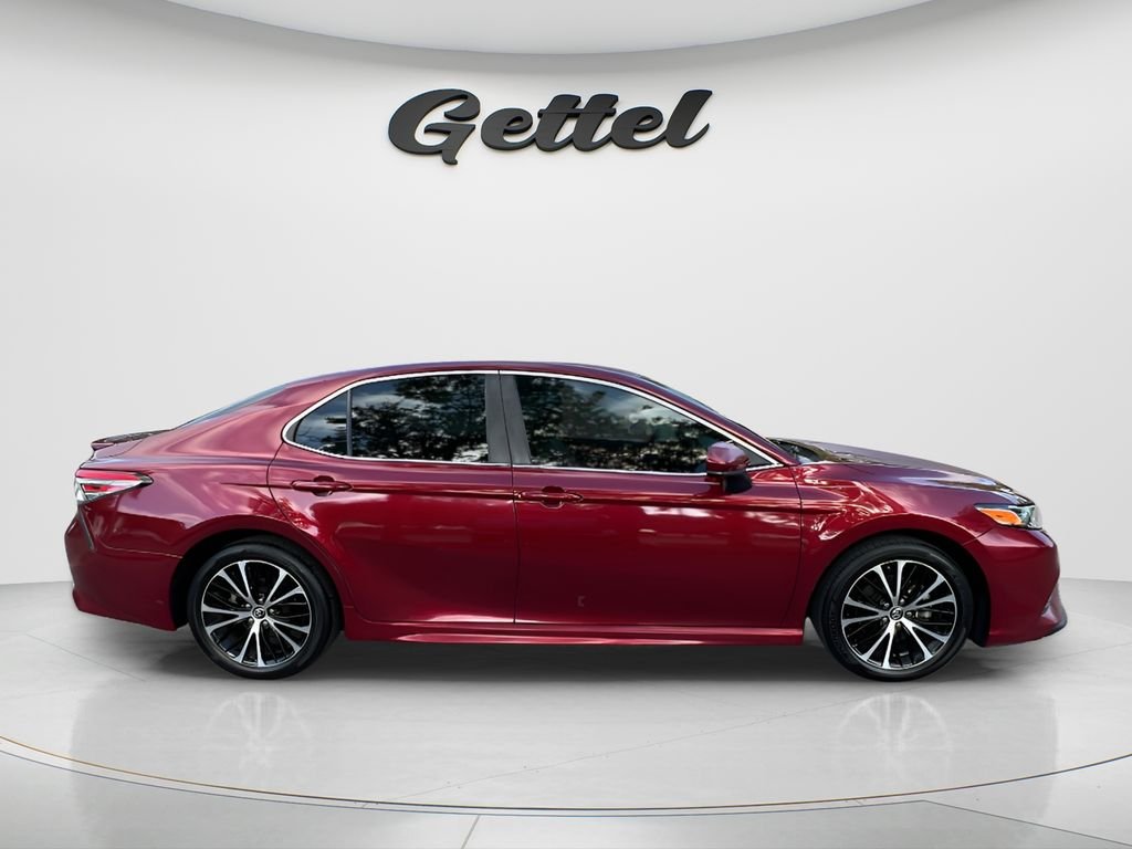 Used 2018 Red Toyota SE image 4