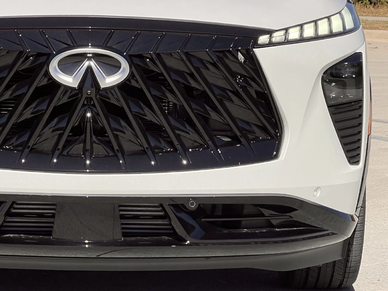 New 2027 2T RAD WHT INFINITI Autograph AWD image 8