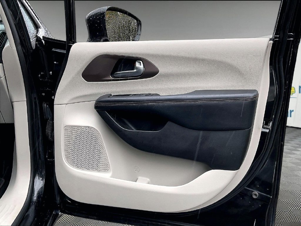 Used 2019 Black Chrysler Touring L Plus image 27