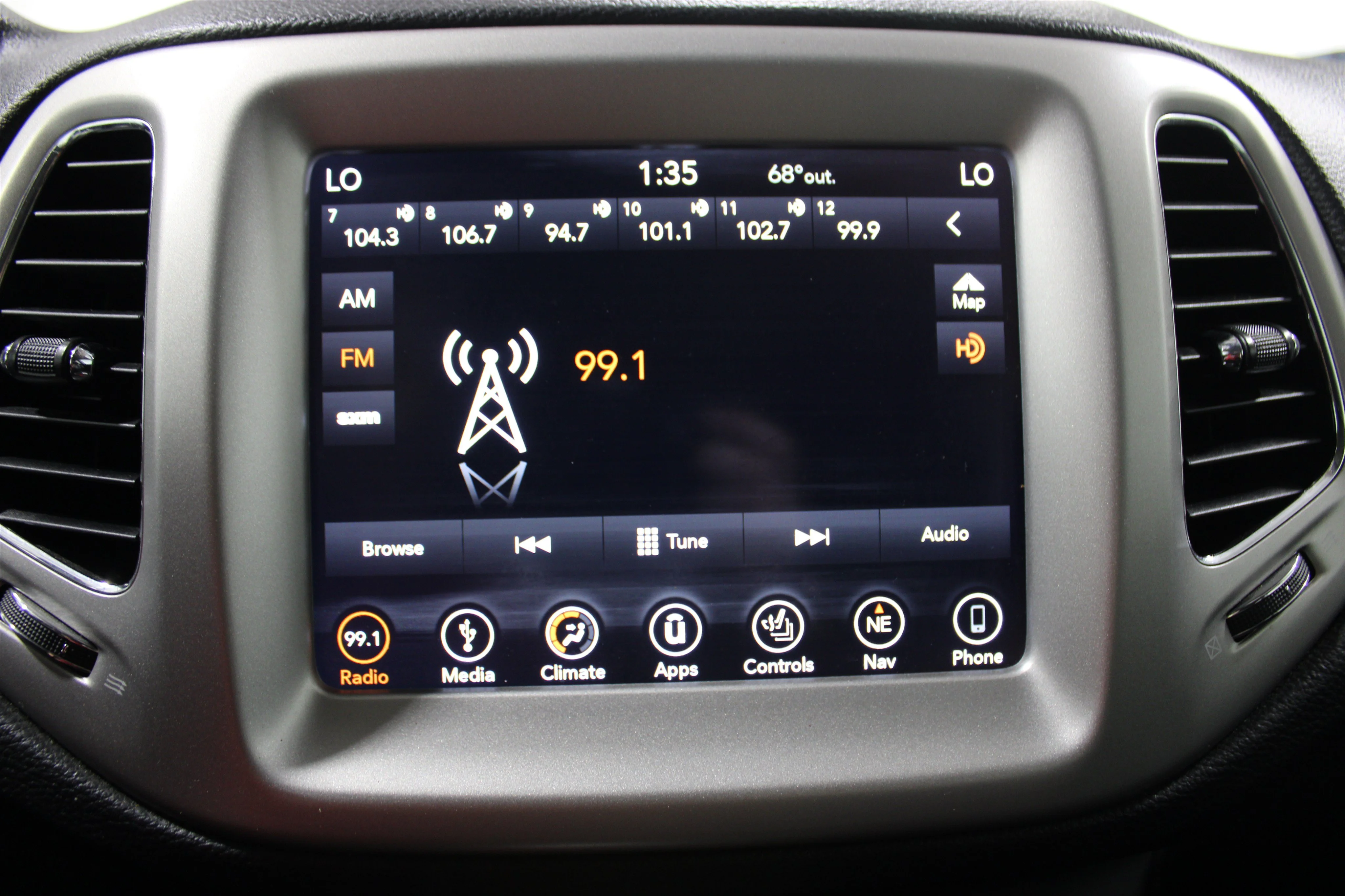 Used 2019 Pearl White Tri-Coat Jeep High Altitude image 13