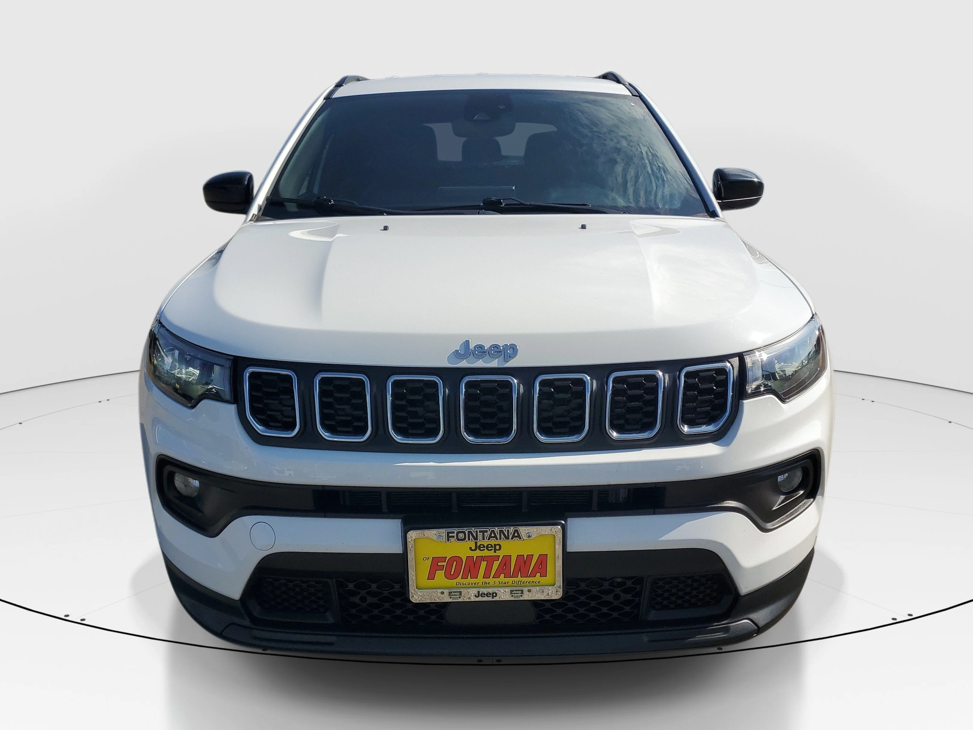 Used 2024 White Jeep Latitude image 9