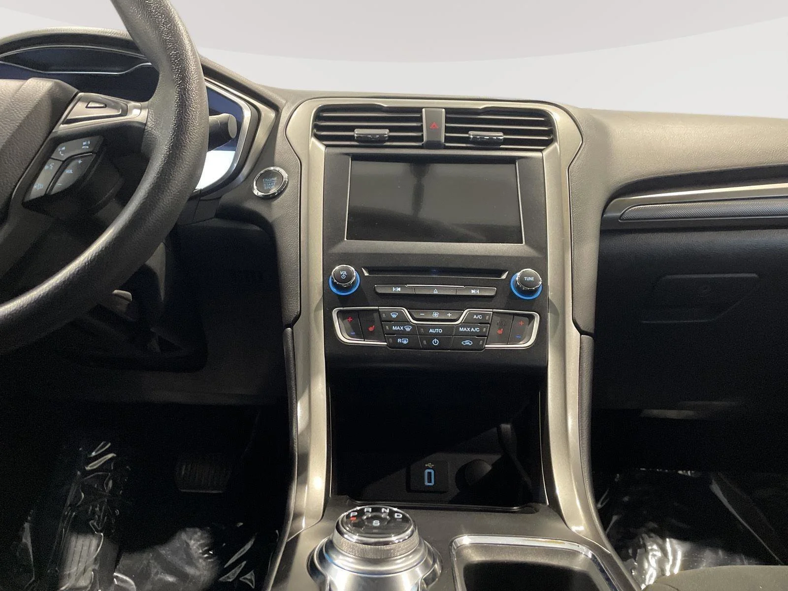 Used 2017 Oxford White Ford SE image 26