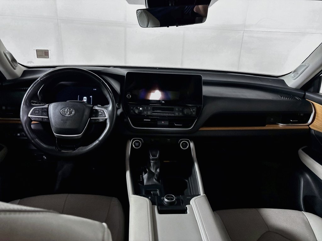 Used 2024 White Toyota Platinum image 12