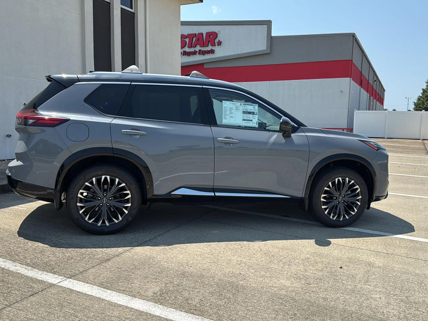 New 2026 Boulder Gray Pearl/Super Black Nissan Platinum image 8