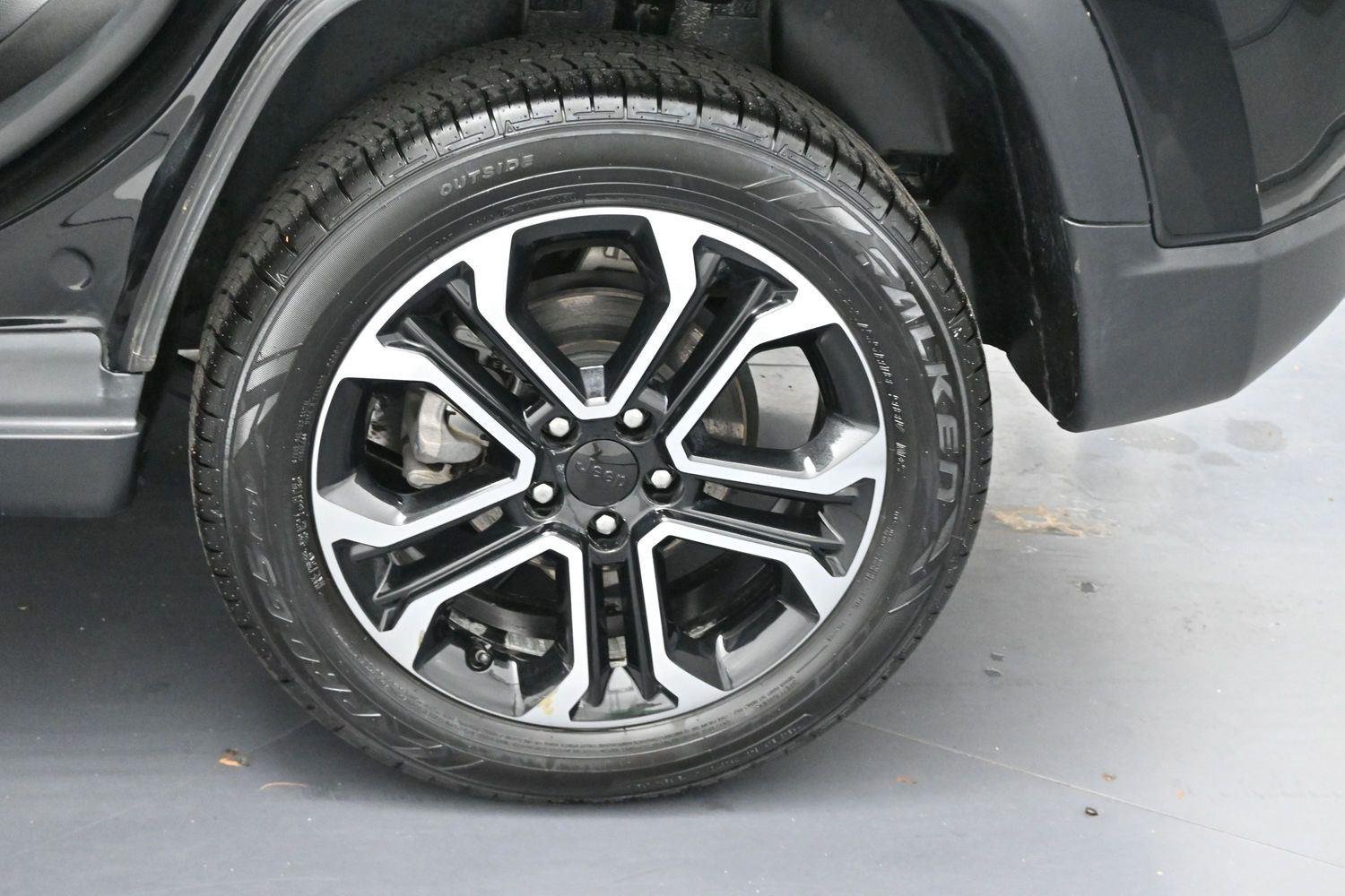 Used 2023 Diamond Black Crystal Pearlcoat Jeep Limited image 35