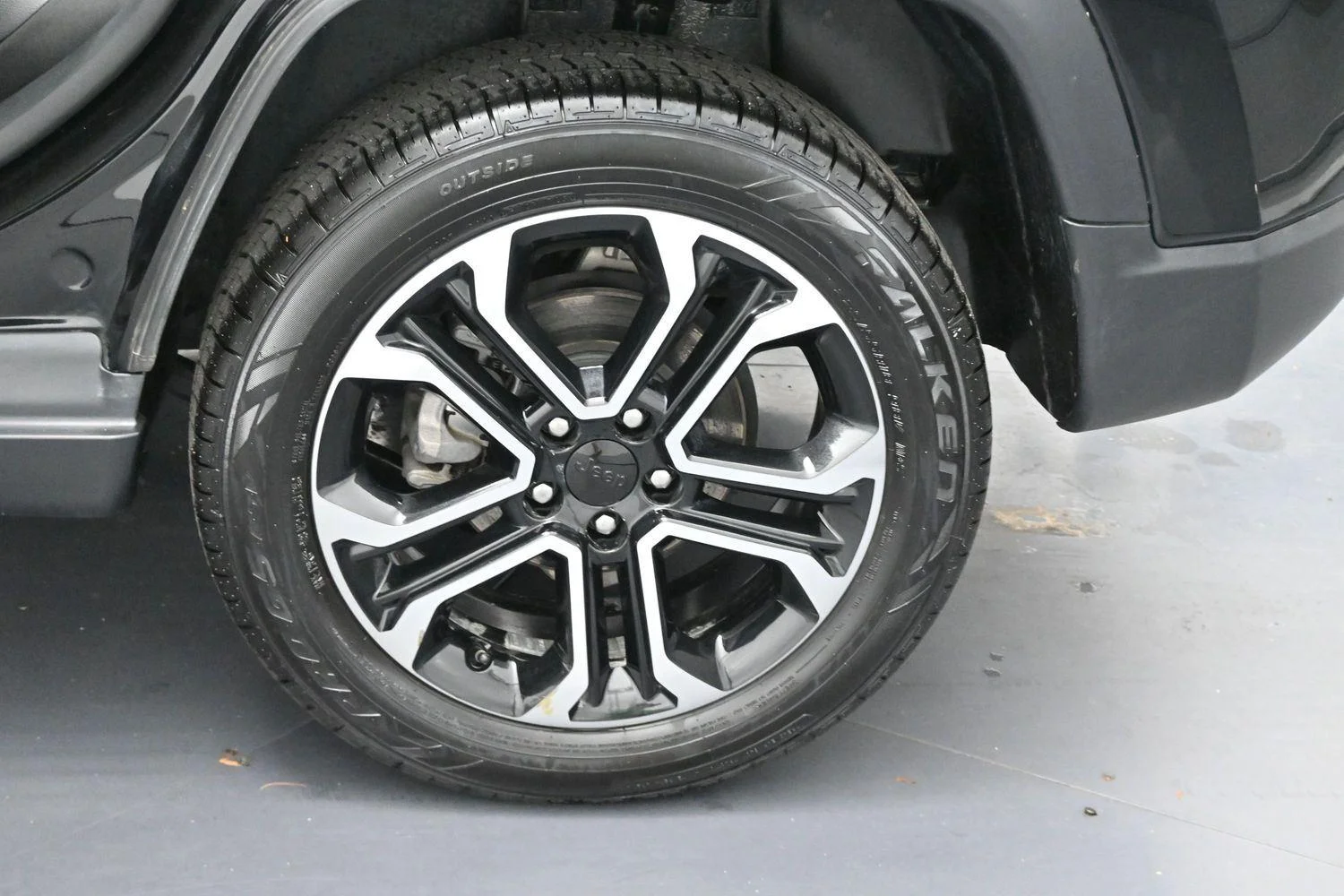 Used 2023 Diamond Black Crystal Pearlcoat Jeep Limited image 35