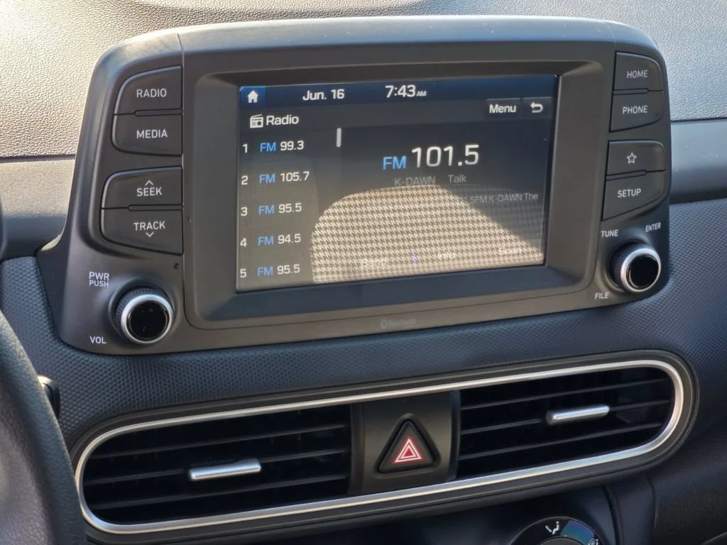 Used 2021 Lunar White Hyundai SE image 19