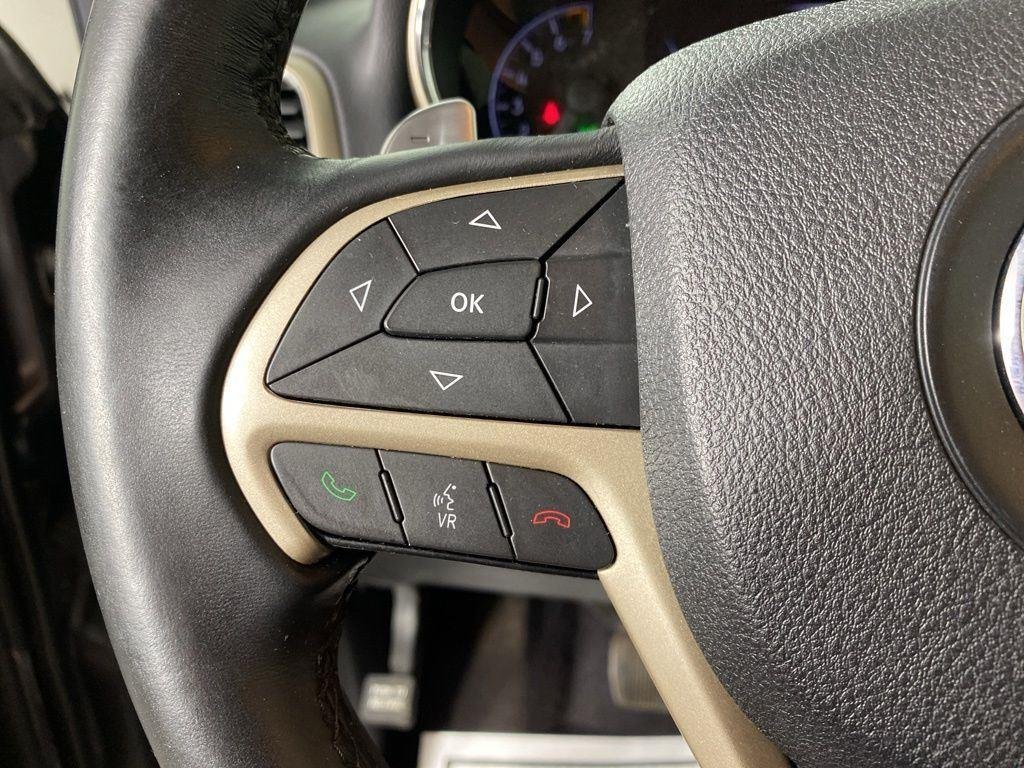 Used 2017 Granite Crystal Metallic Clear Jeep Laredo image 17