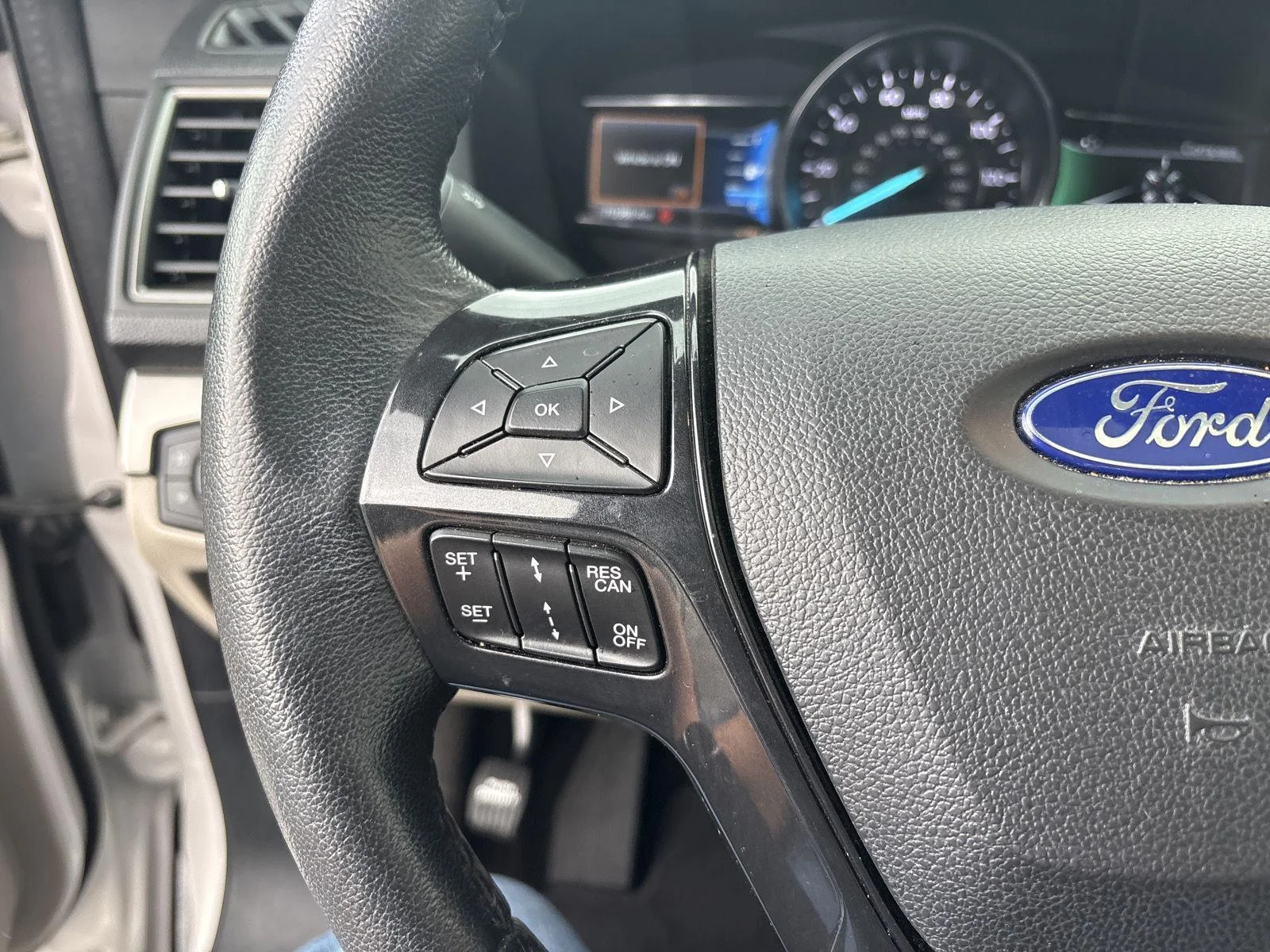Used 2018 White Platinum Metallic Tri-Coat Ford XLT image 20