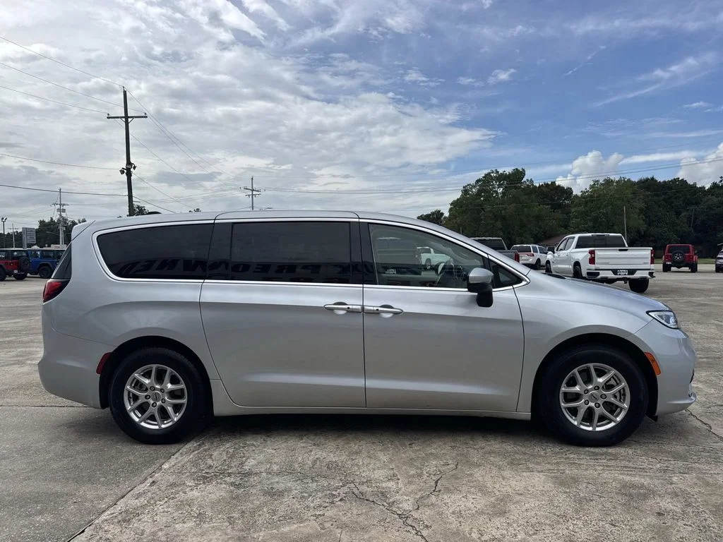 Used 2023 Silver Chrysler Touring L image 10