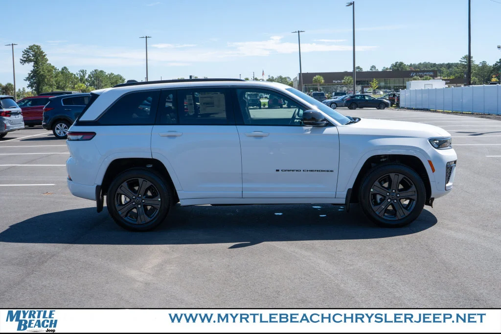 New 2027 Bright White Clear-Coat Paint Jeep Limited image 7