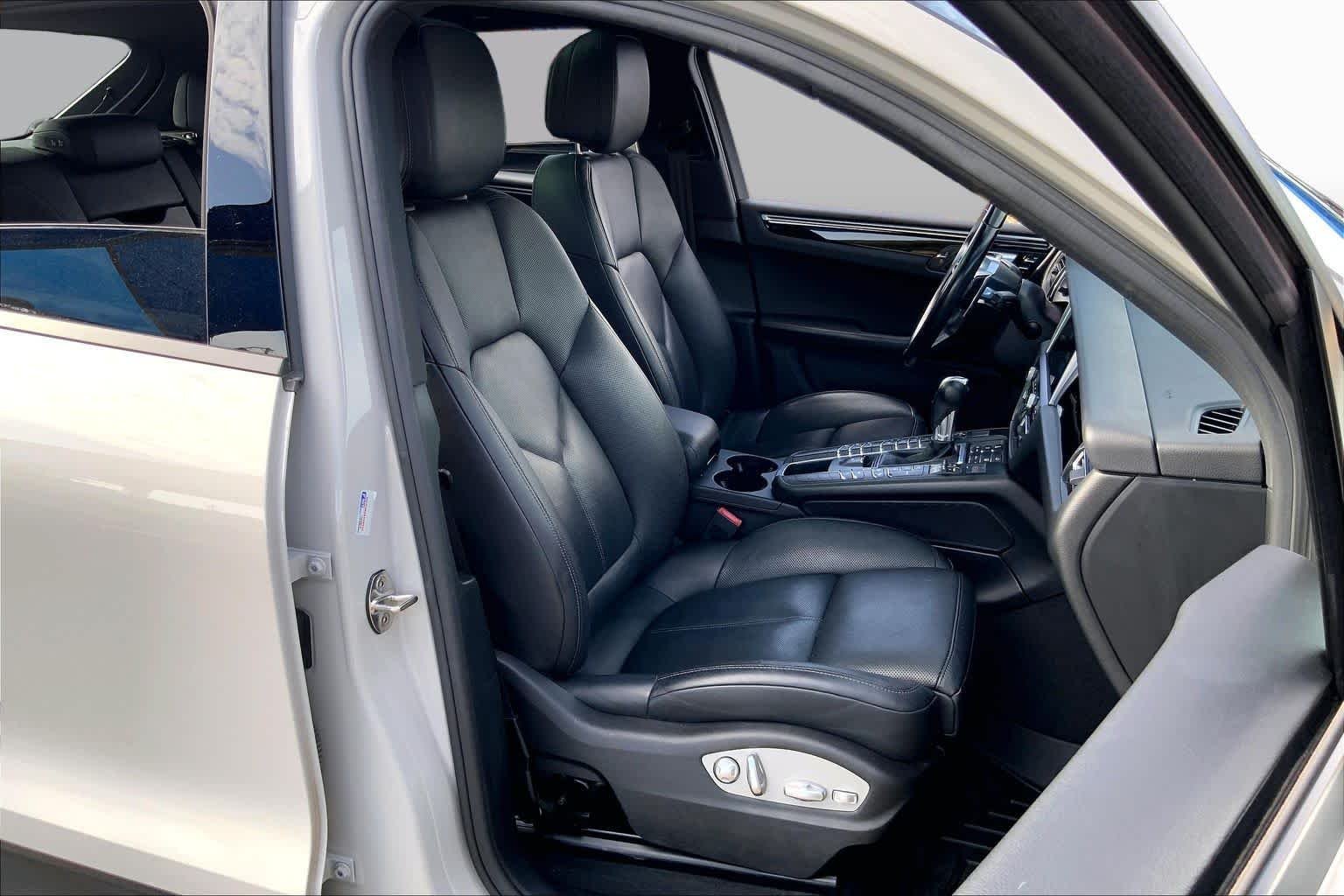 Used 2019 Carrara White Metallic Porsche  image 9