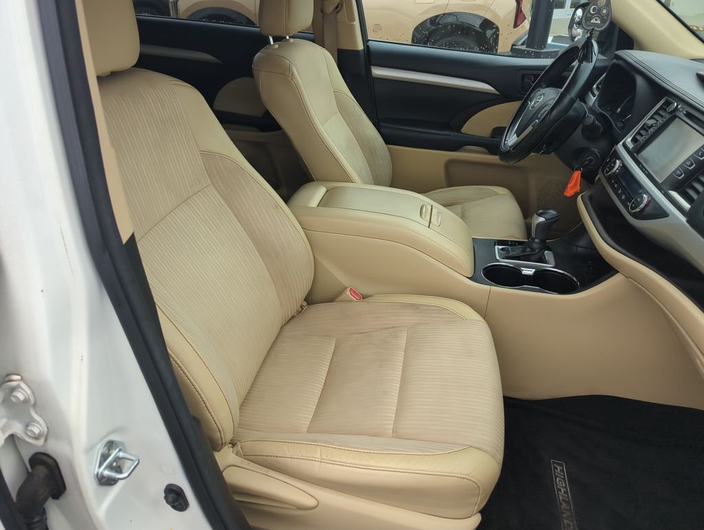 Used 2017 White Toyota LE Plus image 36
