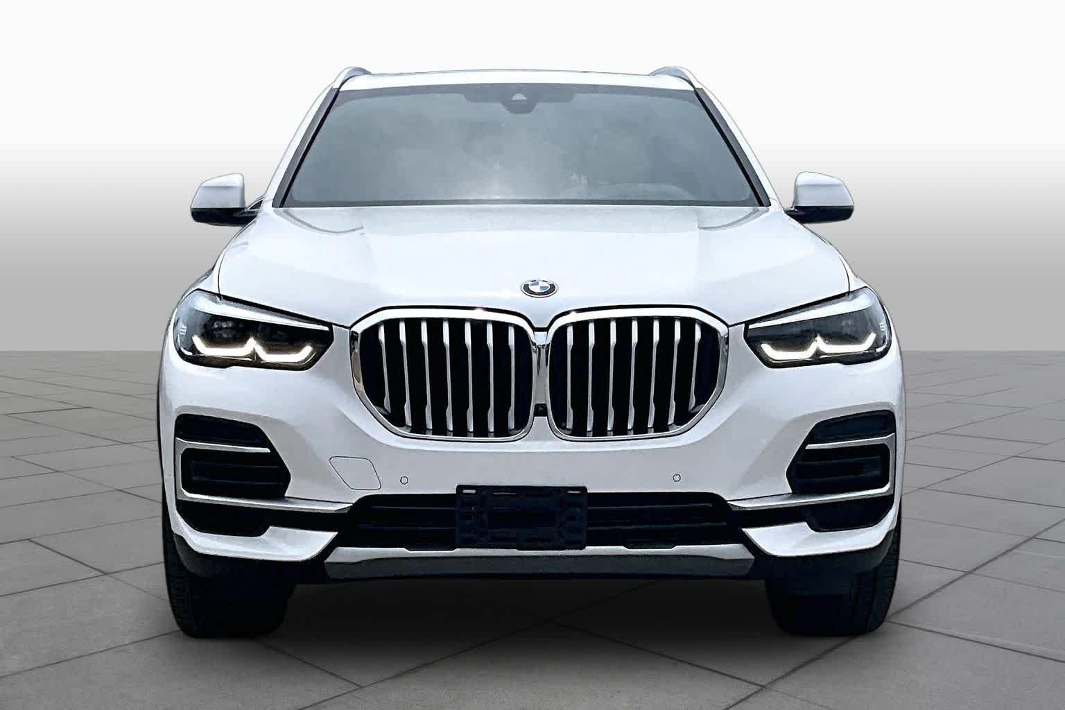 Used 2022 Mineral White Metallic BMW sDrive40i image 4