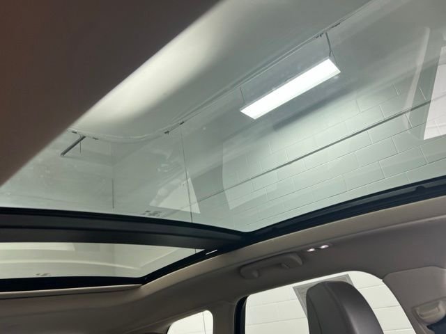 Used 2023 Pristine White Lincoln Standard image 26
