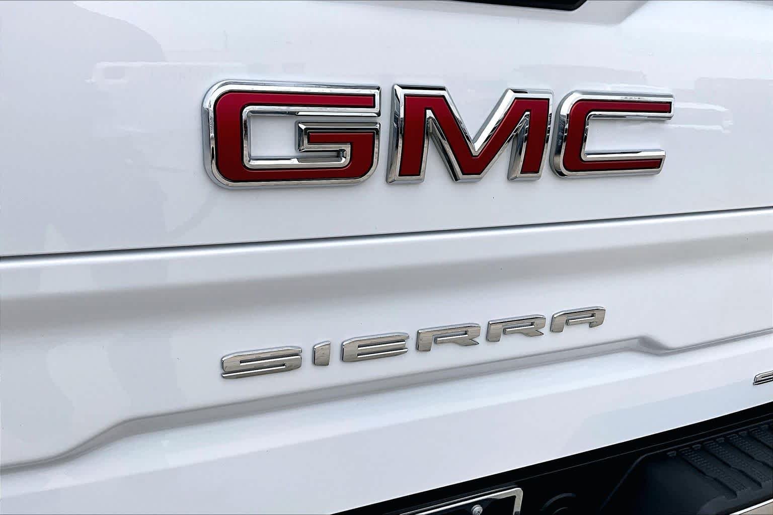 Used 2025 Summit White GMC SLT image 31