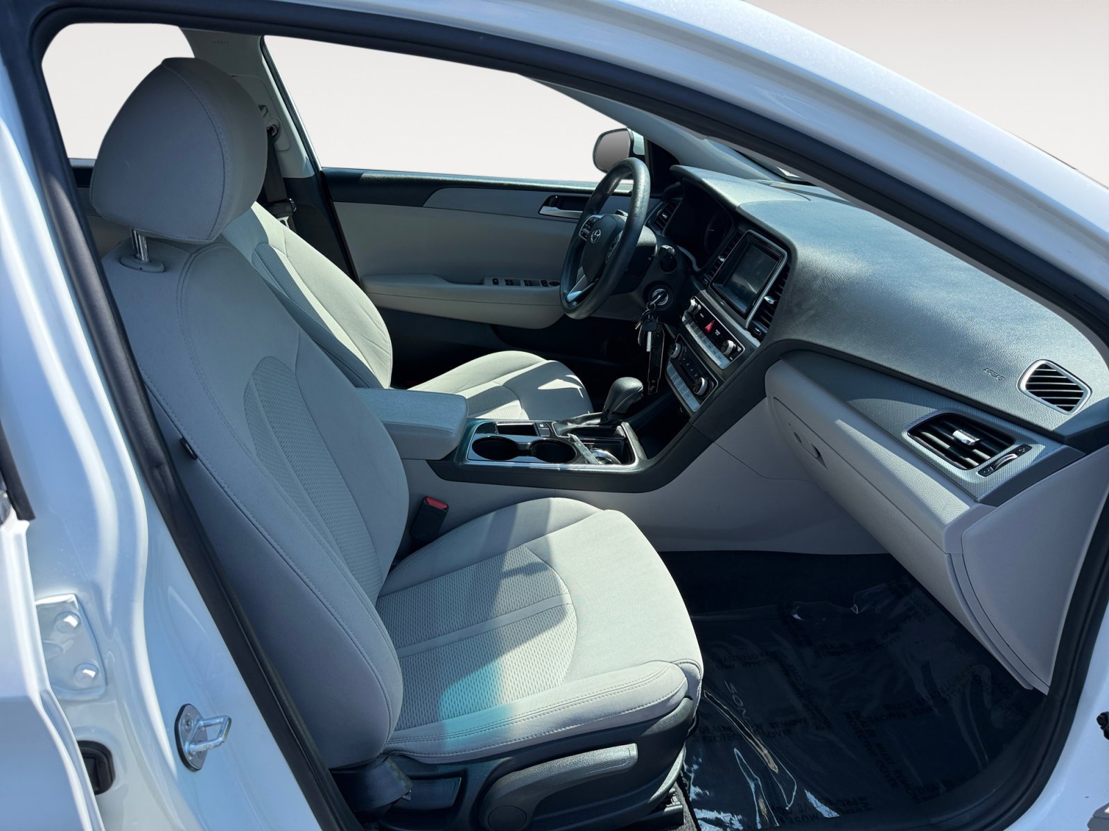 Used 2018 Quartz White Pearl Hyundai SE image 19