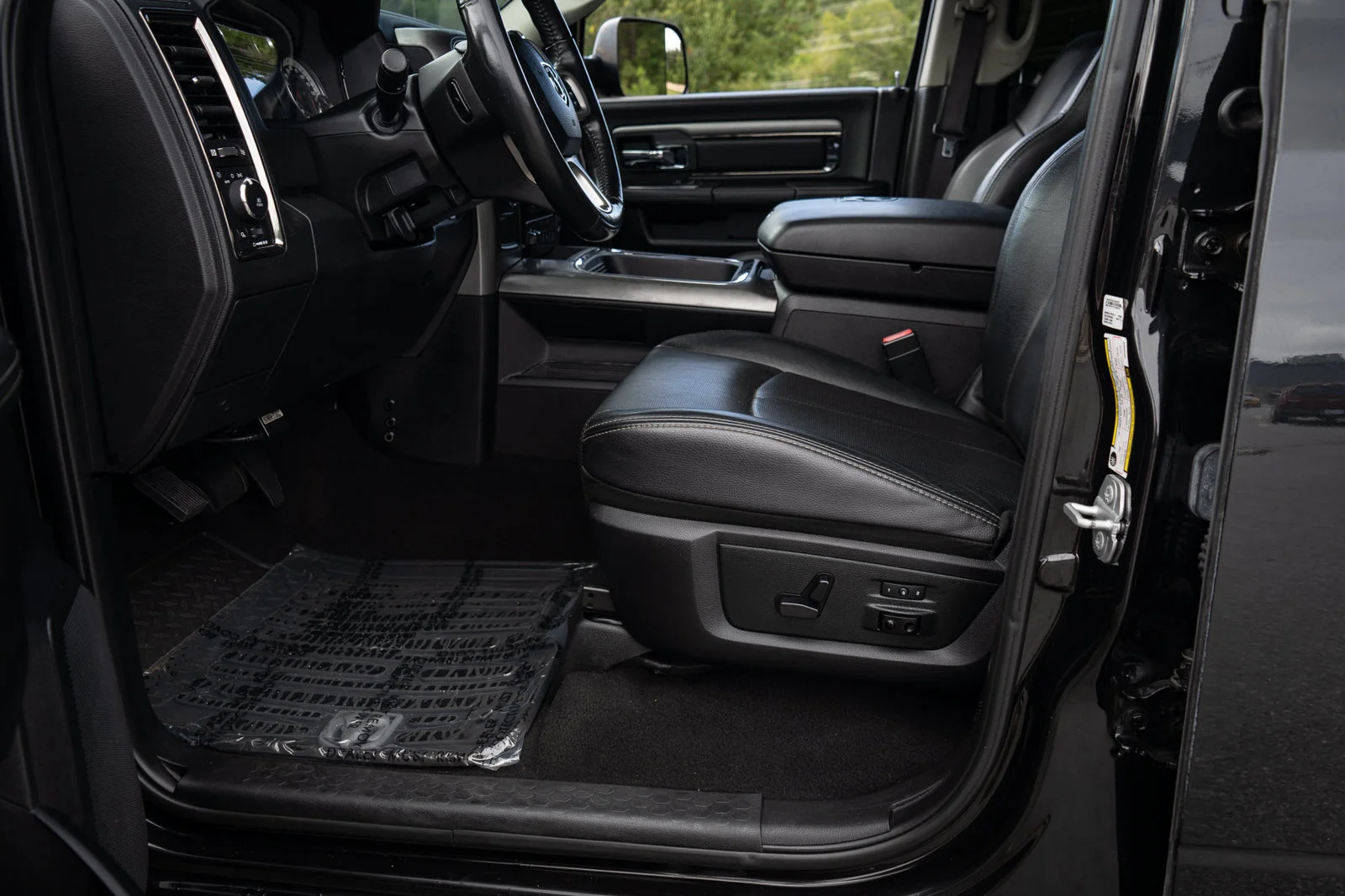 Used 2018 Black Ram Laramie image 18