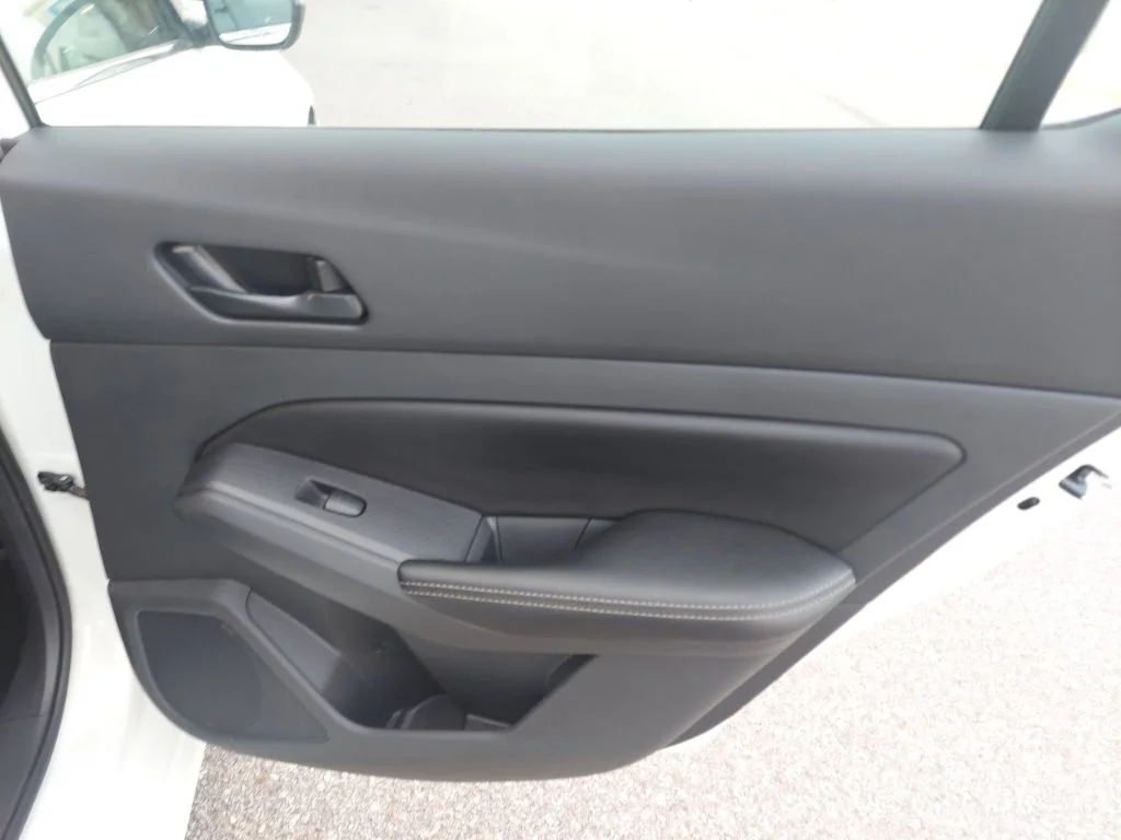 Used 2025 White Nissan 2.5 SV image 32