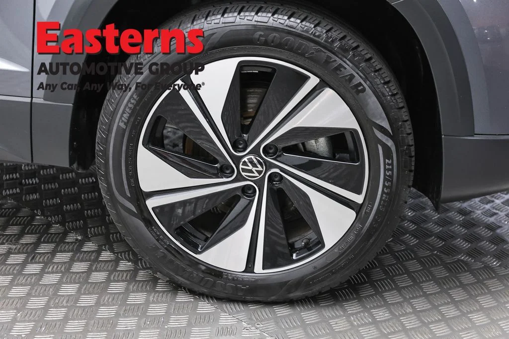 Used 2025 Gray Volkswagen 1.5T SE image 30