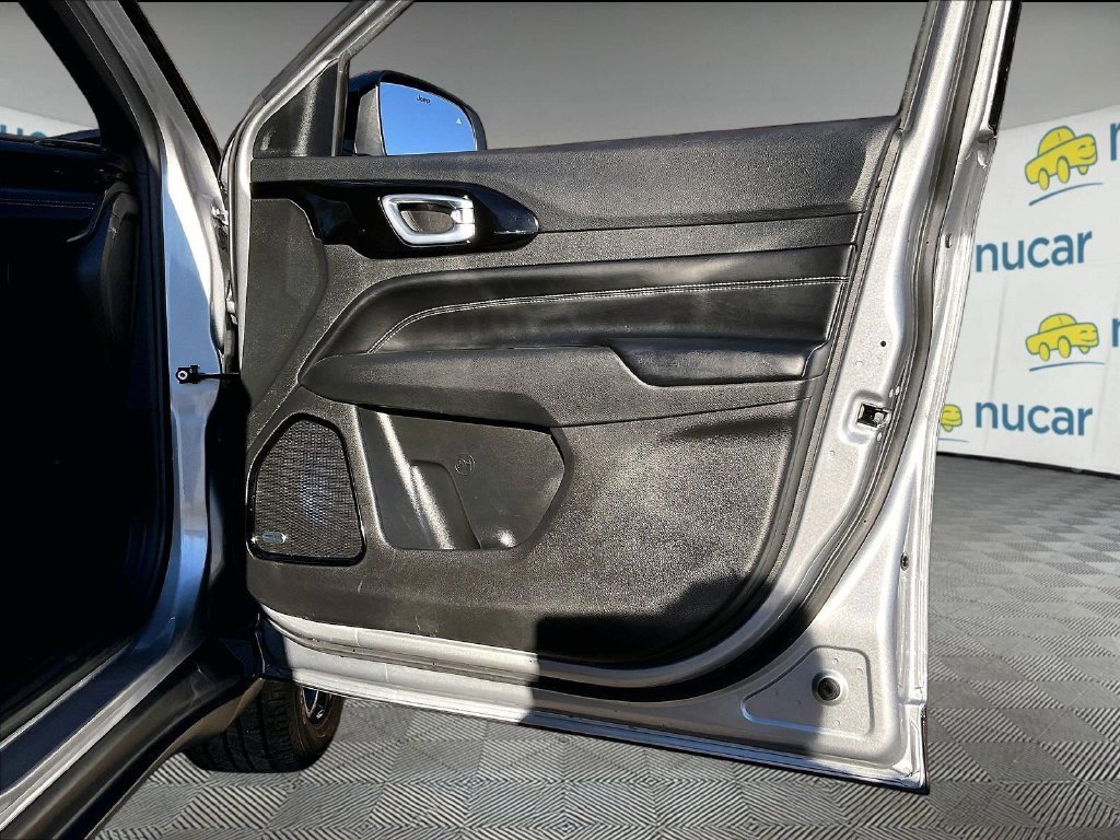 Used 2022 Silver Jeep Latitude image 26