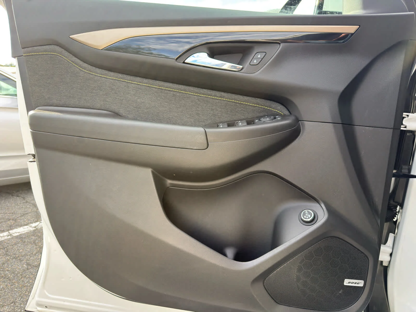 Used 2025 Iridescent Pearl Tricoat Chevrolet ACTIV image 17