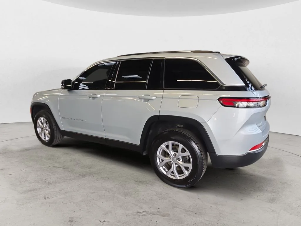 Used 2022 Silver Jeep Limited image 7