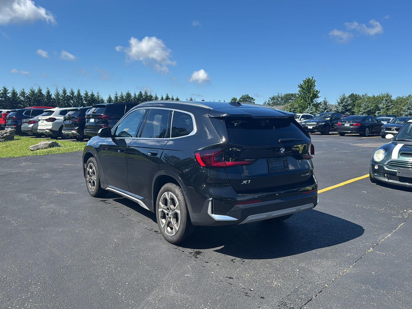 Used 2023 Black Sapphire Metallic BMW xDrive28i image 5
