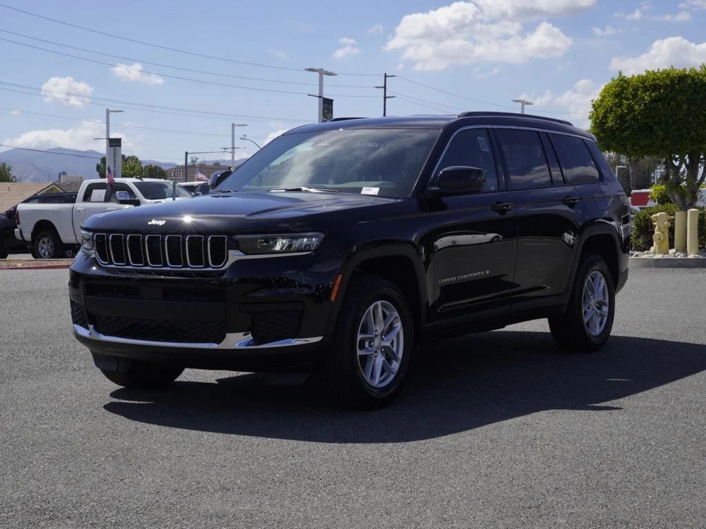 New 2026 Diamond Black Crystal Pearl-Coat Exterior Paint Jeep Laredo image 7