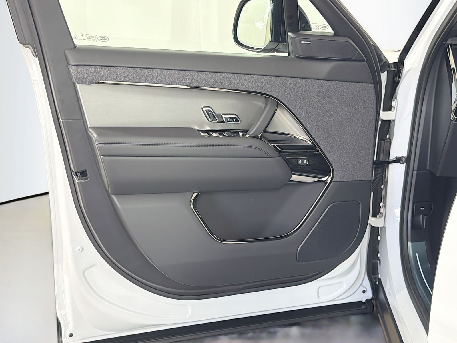 New 2026 Fuji White Land Rover SE image 21