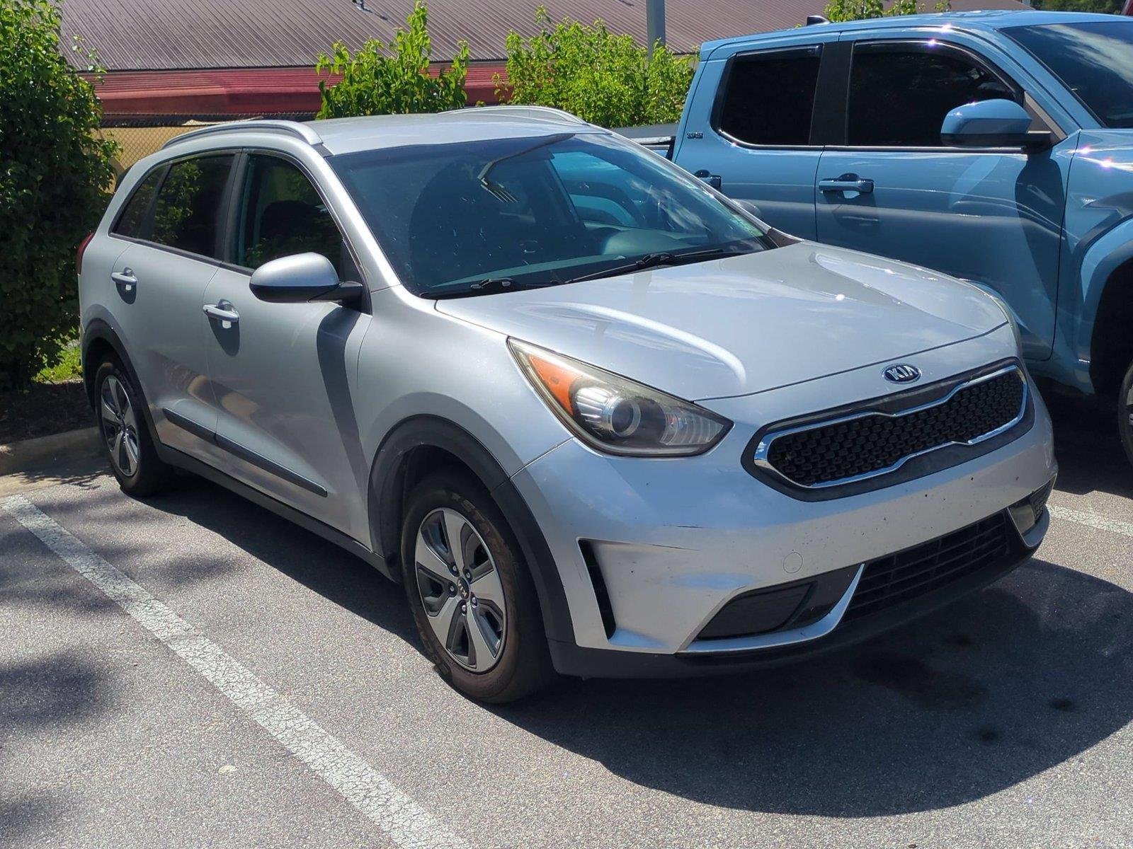 Used 2019 Silky Silver Kia LX image 3