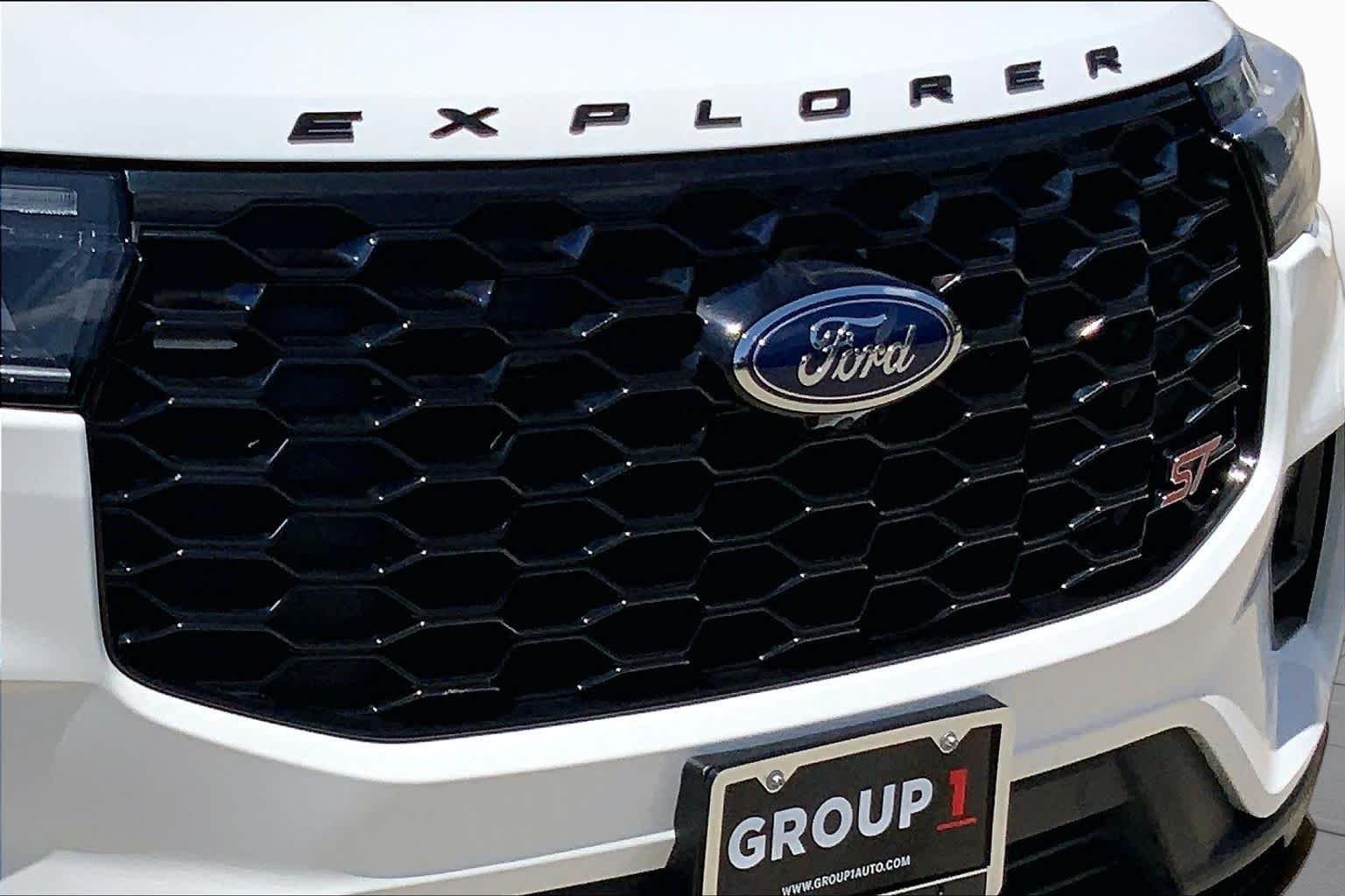 Used 2025 Star White Metallic Tri-Coat Ford ST image 28