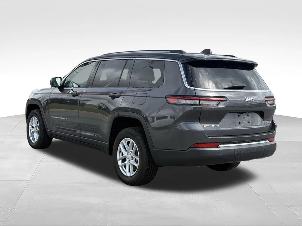 Used 2022 Gray Jeep Laredo image 3