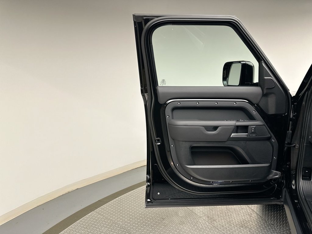 New 2026 Santorini Black Metallic Land Rover X-Dynamic SE image 9