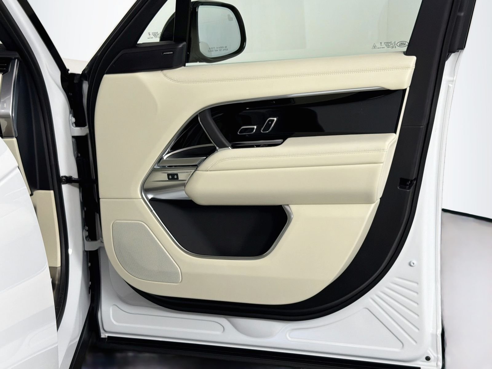 New 2026 Fuji White Land Rover SE image 31