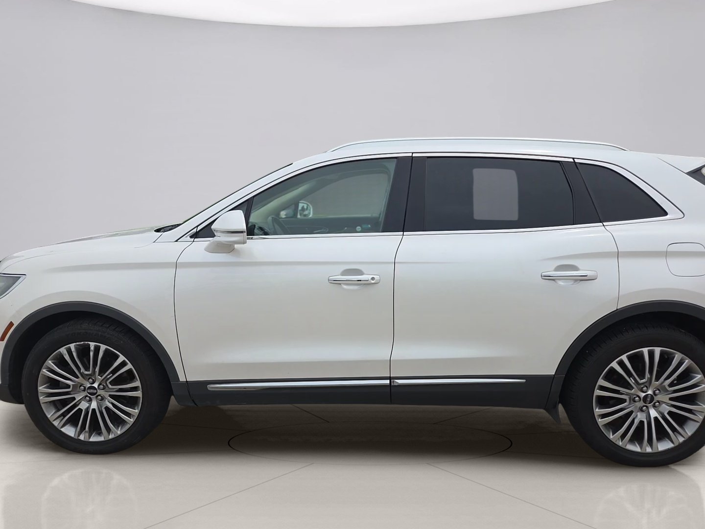 Used 2017 White Lincoln RESERVE image 2